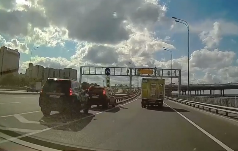 Две легковушки не поделили дорогу у съезда на ЗСД в Петербурге