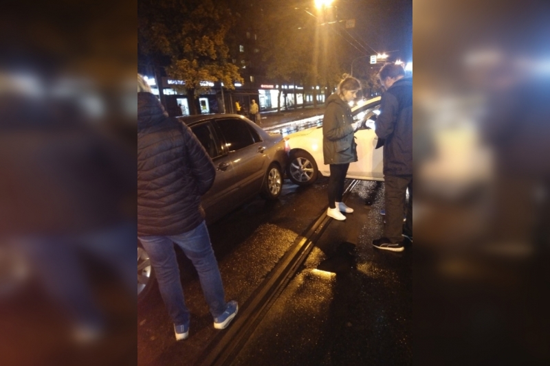 Две легковушки столкнулись на трамвайных путях в Калининском районе