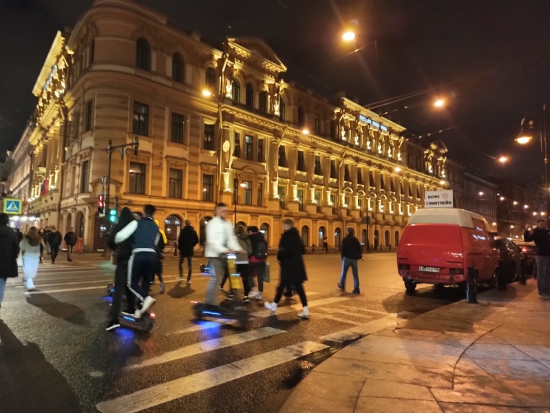 Движение троллейбусов и трамваев в центре Петербурга возобновили