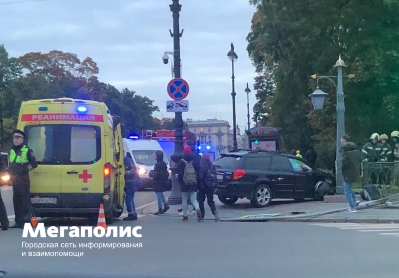 Двое пострадали в ДТП на Каменноостровском, где на тротуар вылетело авто
