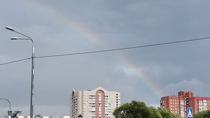 Двойная радуга раскинулась в сером небе Петербурга после ливня