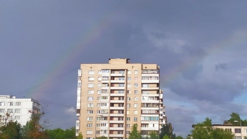 Двойная радуга раскинулась в сером небе Петербурга после ливня