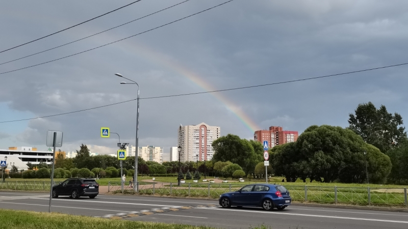 Двойная радуга раскинулась в сером небе Петербурга после ливня