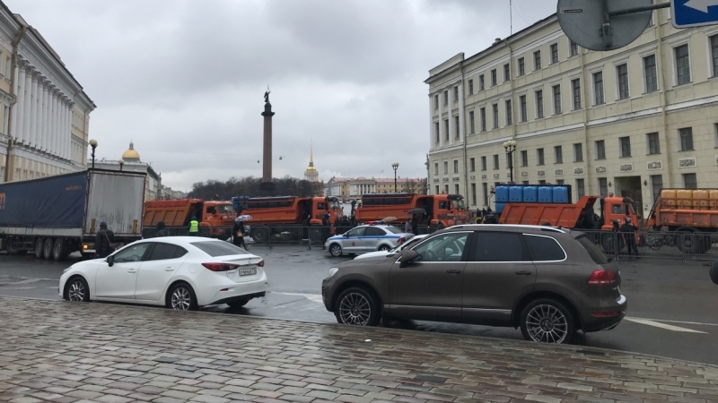 Дворцовую площадь в Петербурге полностью перекрыли
