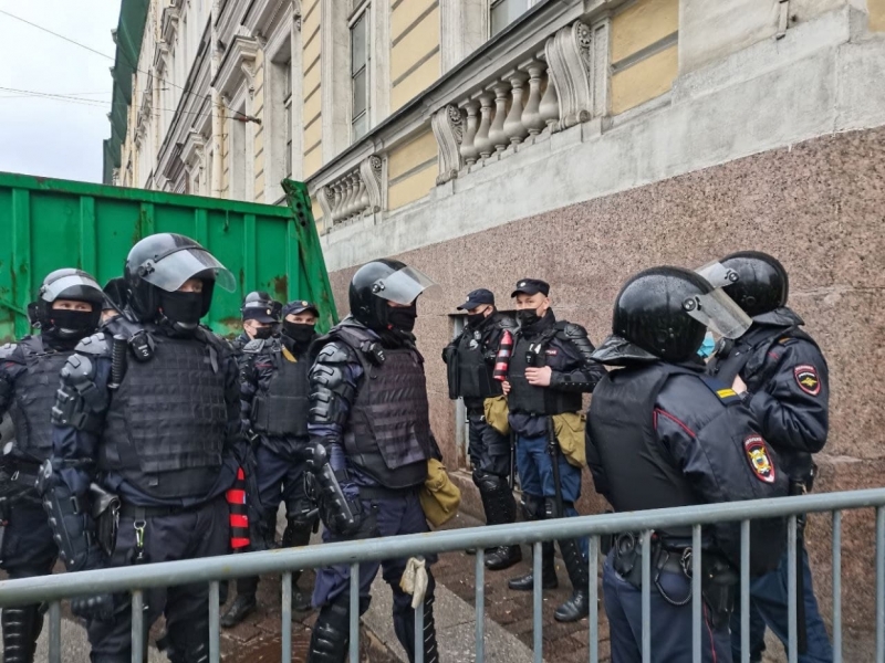 Дворцовую площадь в Петербурге полностью перекрыли