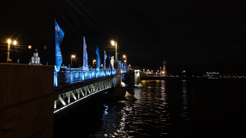 Дворцовый мост украсили праздничной иллюминацией ко Всемирному дню туризма
