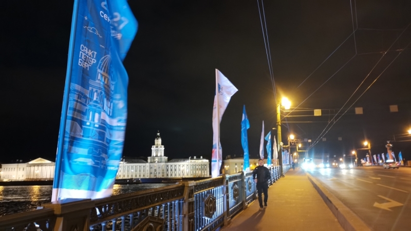 Дворцовый мост украсили праздничной иллюминацией ко Всемирному дню туризма