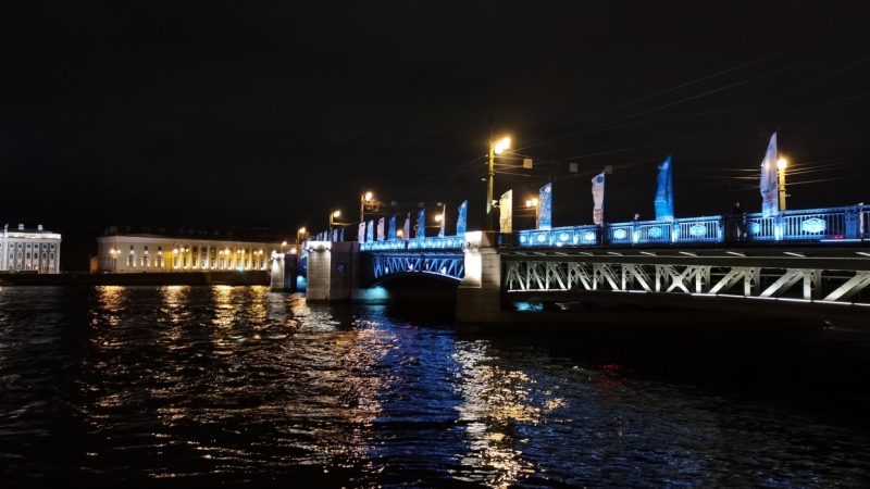 Дворцовый мост украсили праздничной иллюминацией ко Всемирному дню туризма