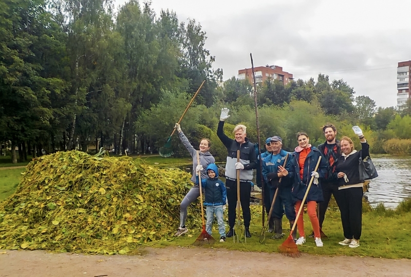 Экологи и местные жители очистили пруд на Учительской улице