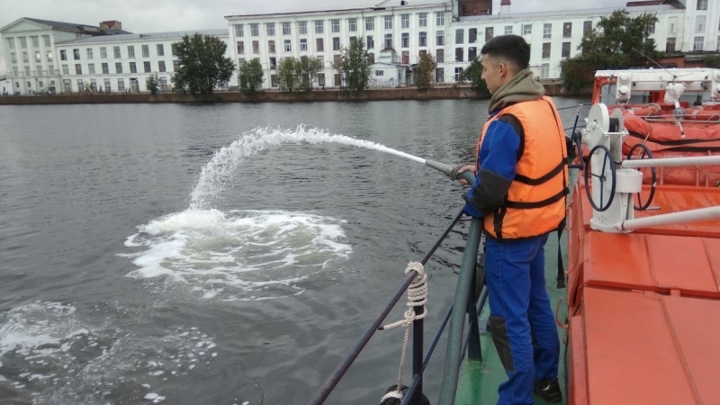 Экологи убрали пятна нефти из акватории Большой Невы и в районе Гребного канала