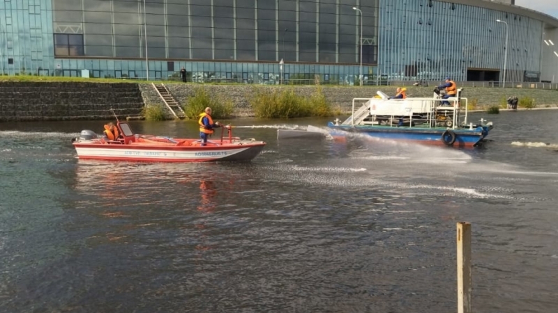 Экологи убрали пятна нефти из акватории Большой Невы и в районе Гребного канала