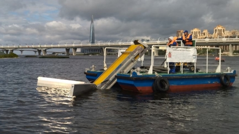 Экологи убрали пятна нефти из акватории Большой Невы и в районе Гребного канала