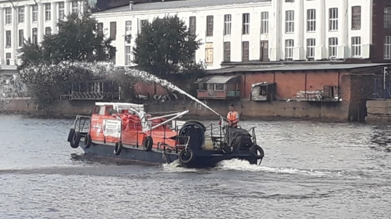 Экологи убрали пятна нефти из акватории Большой Невы и в районе Гребного канала