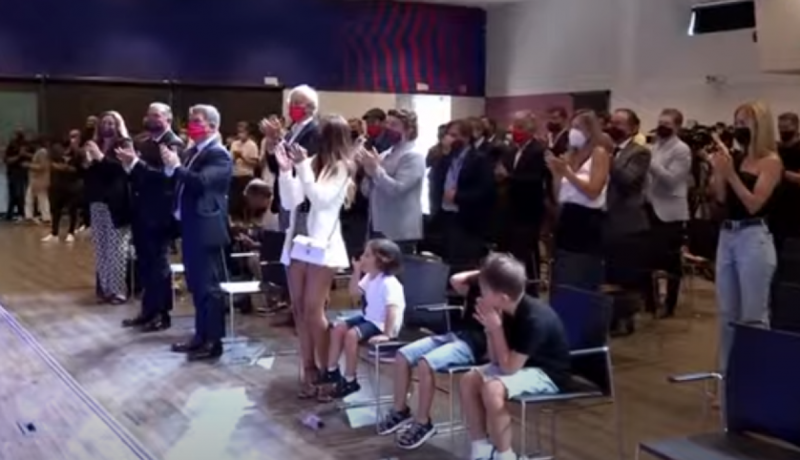 «Это мой дом»: Месси не сдержался и расплакался на прощании с болельщиками «Барселоны»