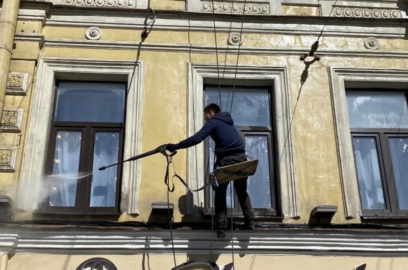 Фасад дома на Невском проспекте отмыли от зимней грязи