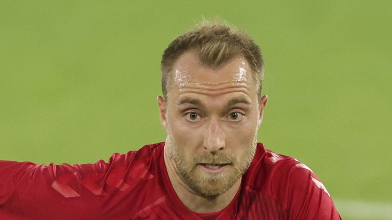 Футболист сборной Дании потерял сознание во время матча Евро-2020