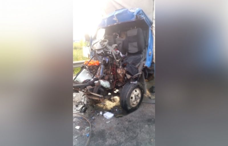 ГАЗель расплющило после столкновения с фурой на Московском на шоссе