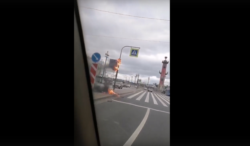 Горят и падают: в Петербурге из-за штормового ветра начался светофорный апокалипсис