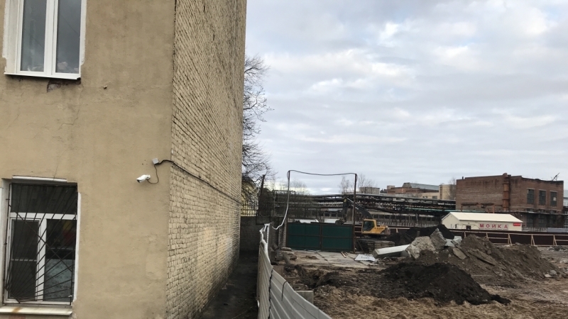 Госстройнадзор проверит строительство нового БЦ рядом с аварийным жильем на Кондратьевском