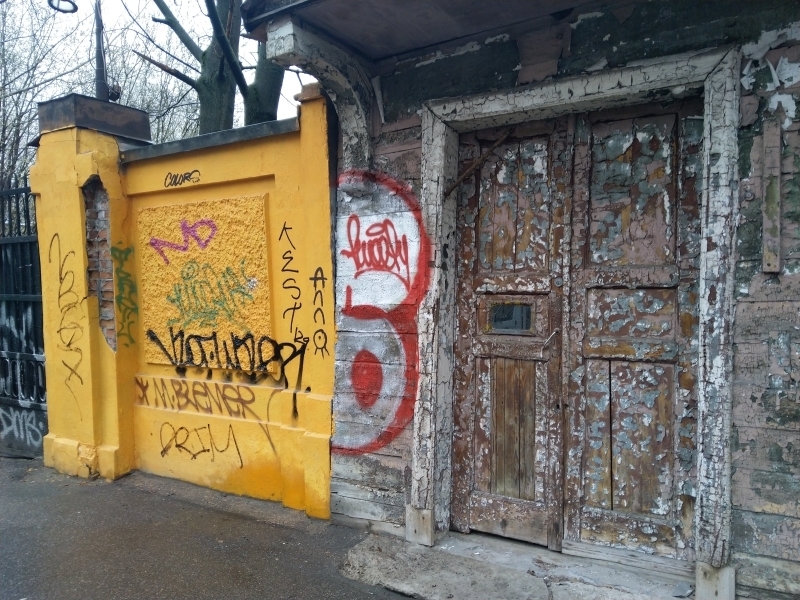 Граффитисты изрисовали стены домов на Васильевском и не пожалели «Блокадную аптеку»