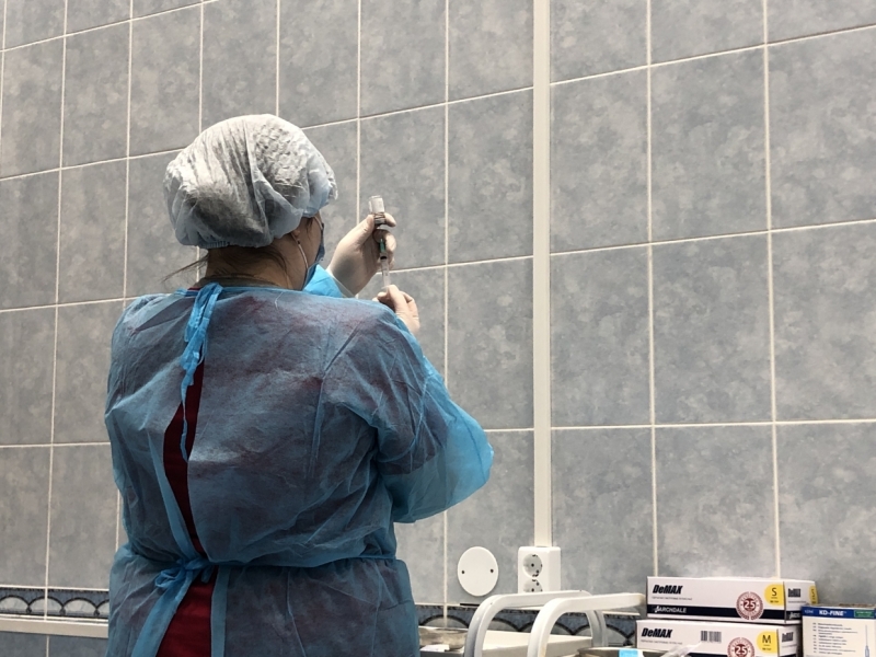 Хохот и разочарование: как петербуржцы прививались от ковида и заболевали