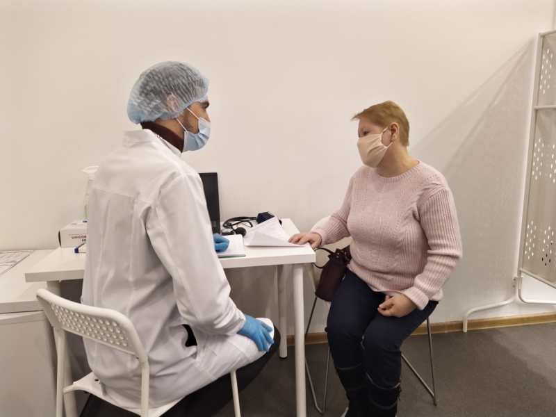 «Хвост» из привитых: врачи объяснили заболеваемость ковидом после вакцинации