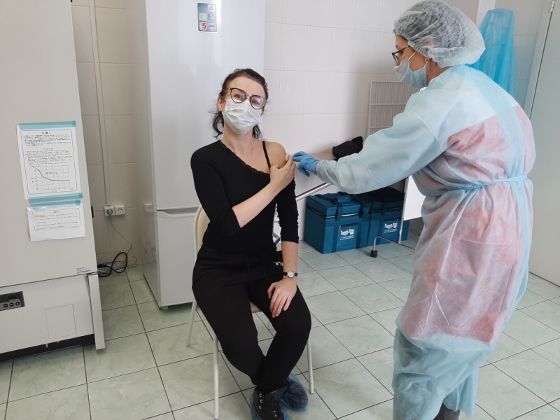 «Хвост» из привитых: врачи объяснили заболеваемость ковидом после вакцинации