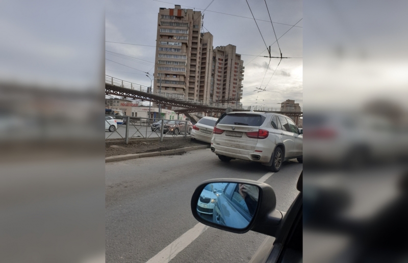 Иномарка протаранила забор прямо под «крабом» на перекрестке Славы