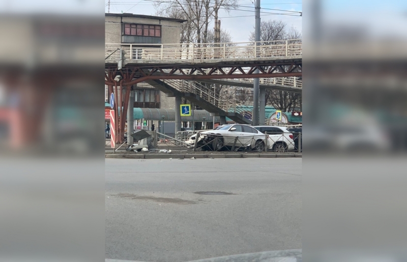 Иномарка протаранила забор прямо под «крабом» на перекрестке Славы