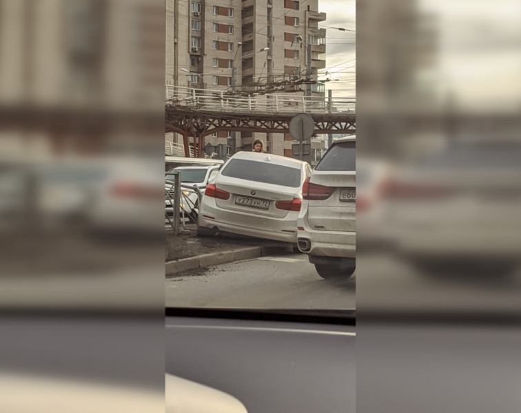 Иномарка протаранила забор прямо под «крабом» на перекрестке Славы