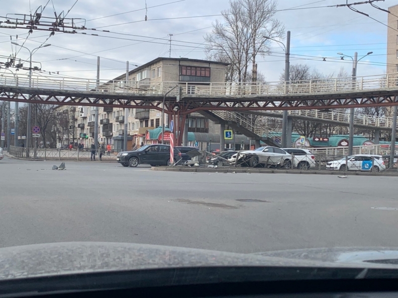 Иномарка протаранила забор прямо под «крабом» на перекрестке Славы