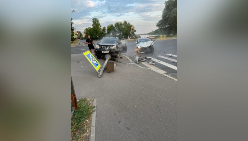 Иномарка сбила светофор после ДТП в Колпино