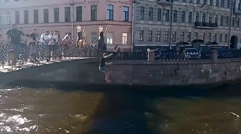 Испанец отметил победу над Швейцарией в матче Евро-2020 прыжком с Банковского моста