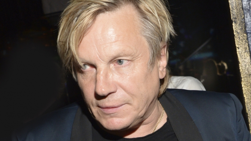 Исполнитель хита «Не умирай любовь» Салтыков поблагодарил жену за спасение жизни