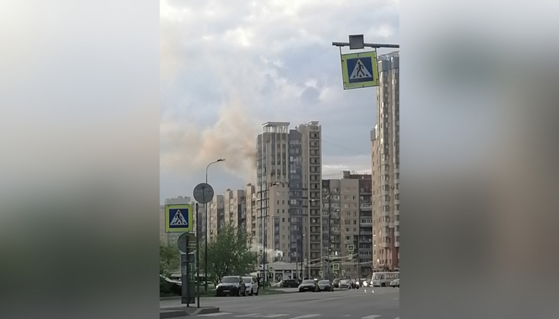 Из горящей квартиры на Латышских Стрелков повалил густой дым