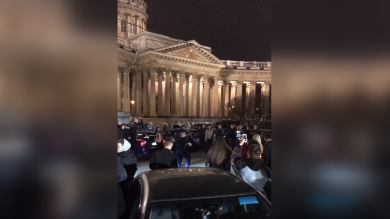 «Я бы жестко разогнала»: вечерние танцы у Казанского собора разозлили петербуржцев