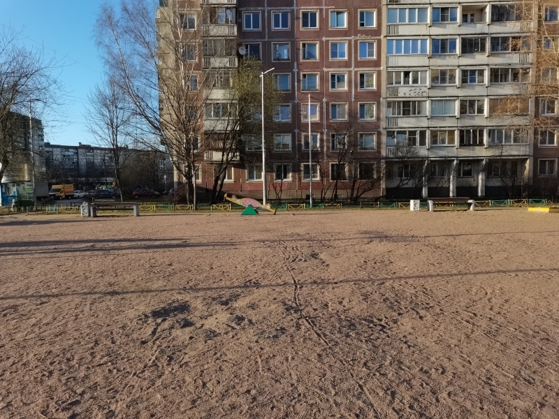 Как детская площадка на Маршала Новикова превратилась в «мяч для жонглирования» чиновников