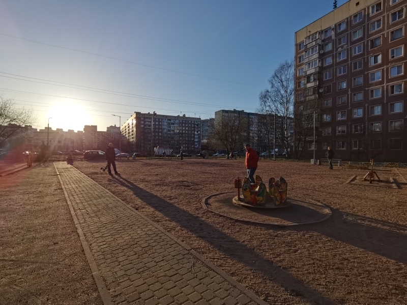 Как детская площадка на Маршала Новикова превратилась в «мяч для жонглирования» чиновников