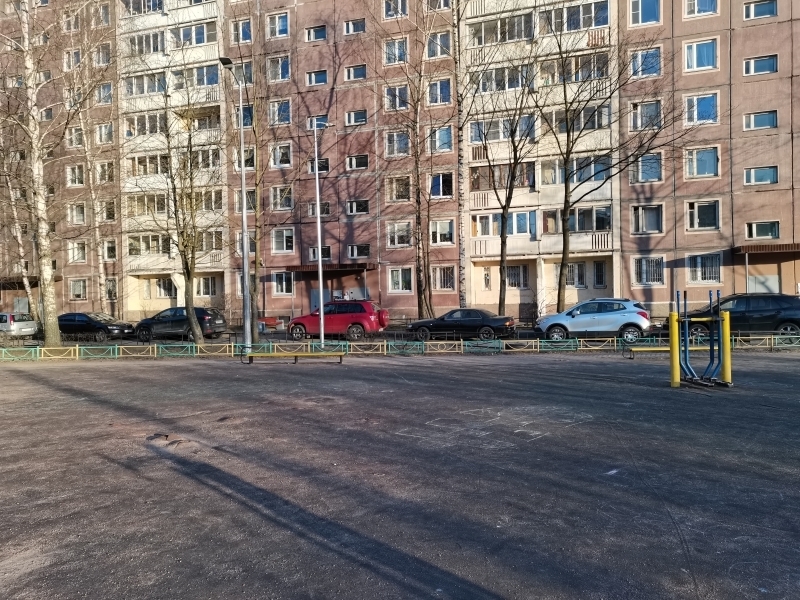 Как детская площадка на Маршала Новикова превратилась в «мяч для жонглирования» чиновников