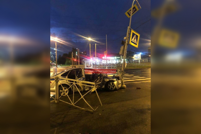 Камеры записали момент столкновения полицейского автомобиля на Испытателей