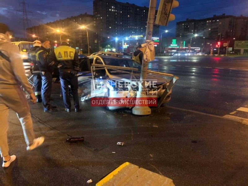 Камеры записали момент столкновения полицейского автомобиля на Испытателей