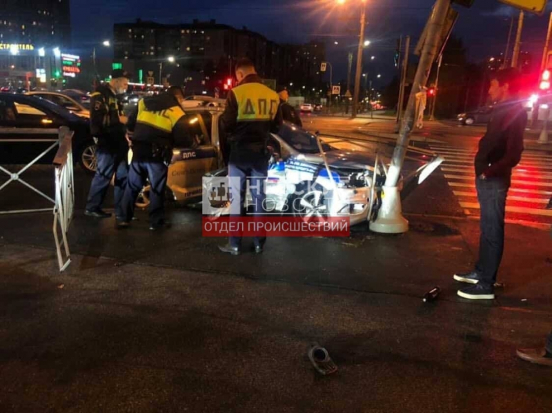 Камеры записали момент столкновения полицейского автомобиля на Испытателей