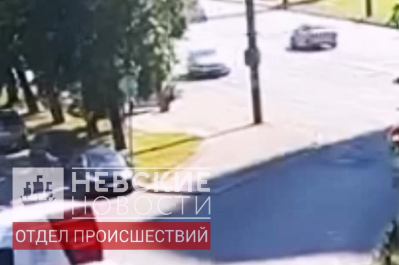 Камеры засняли жесткое столкновение легковушек на Гражданском