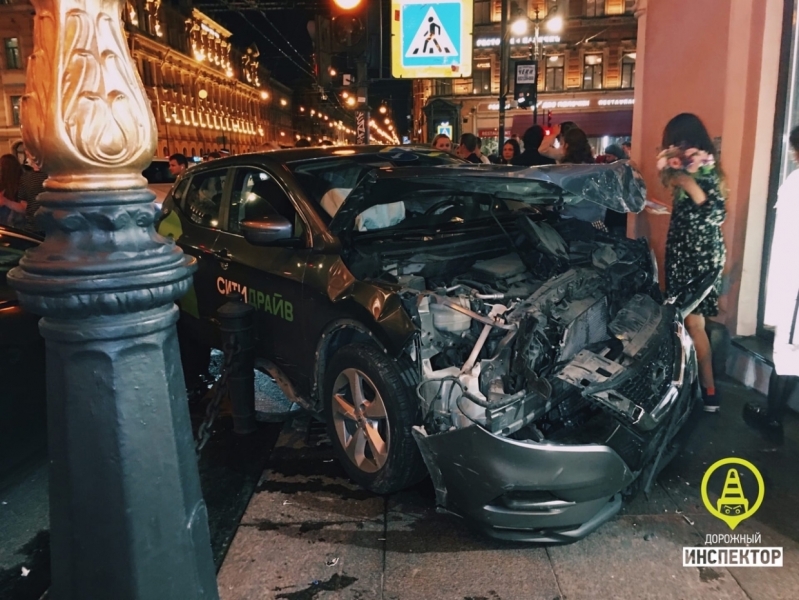 Капот всмятку: появились кадры жесткого тройного ДТП на Невском