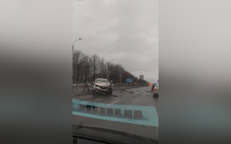 Каршеринговый автомобиль снес ограждение в ДТП с такси на Пискаревском