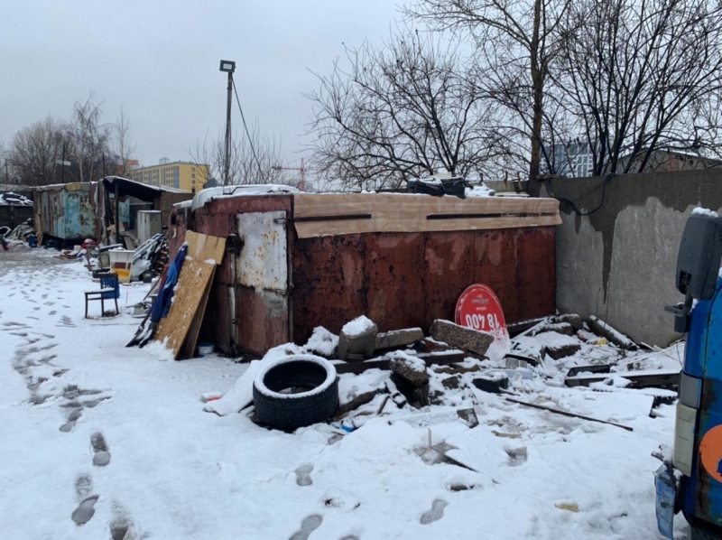 ККИ снес незаконный склад на Митрофаньевском, в котором торговали алкоголем