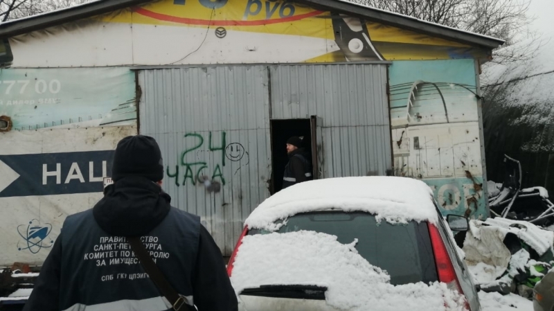 ККИ снес незаконный склад на Митрофаньевском, в котором торговали алкоголем