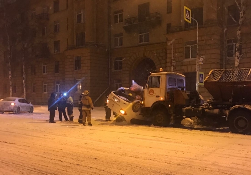 Коммунальная машина в Петербурге протаранила такси