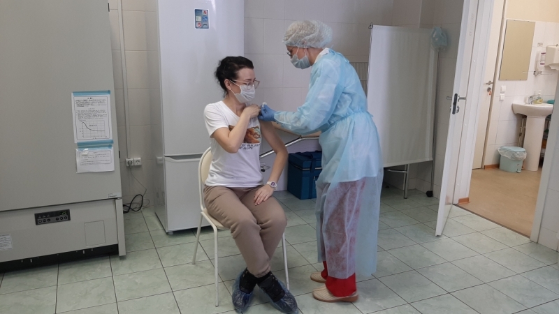 «КовиВак»: список противопоказаний самой «предсказуемой» вакцины и сомнения насчет укола людям 60+