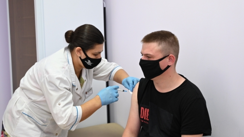 Крупный агрегат такси организовал вакцинацию водителей в Петербурге